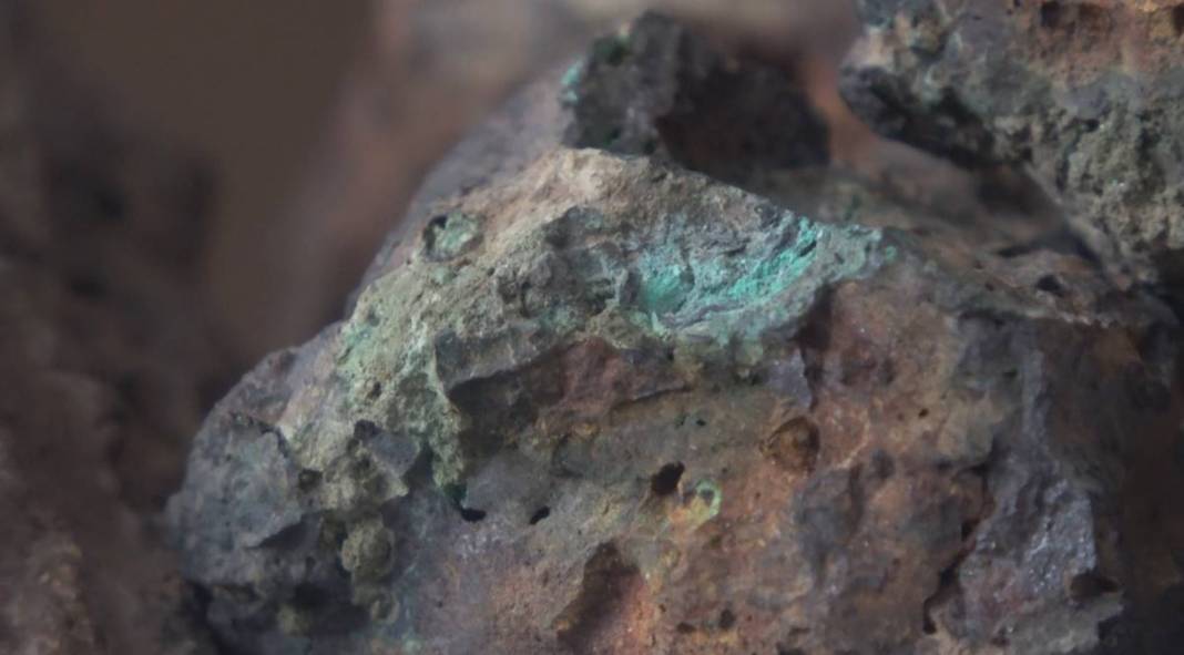 Otlakta bulduğu taş parçasını göktaşı diye alıp eve götürdü: Uyurken yaşadıkları nedeniyle bin pişman oldu! 12